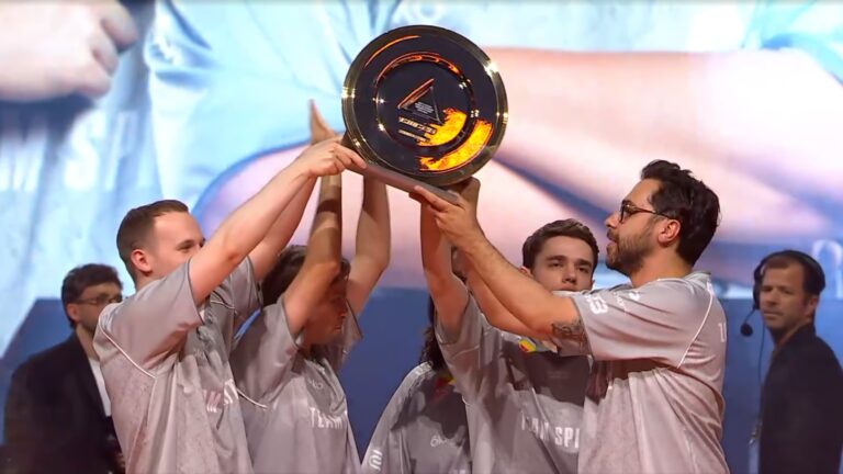 Игроки Team Spirit поднимают трофей после победы на Esports World Cup 2026 по CS2